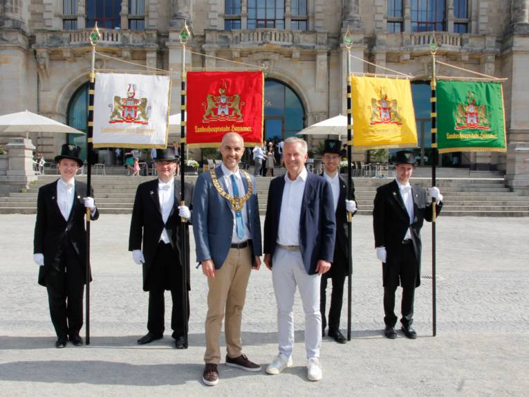 Eine Gruppe vor dem Neuen Rathaus Hannover.